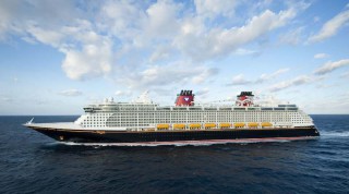 Exterior- Disney Dream Komplettaufnahme-Seitenansicht / © Disney Cruise Line