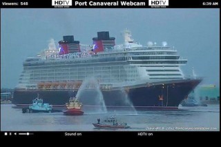 Disney Fantasy mit Feuerlöschbooten in Port Canaveral / © www.portcanaveralwebcam.com
