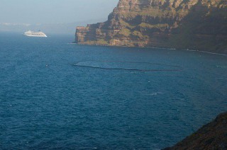 Seadiamond Ölsperre vor Santorini / Thiera im April 2012