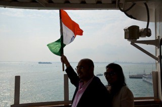 Pradeep Agrawalt, der Eigner der MS Delphin schwenkt die indische Flagge beim Auslaufen bei der Jungfernfahrt