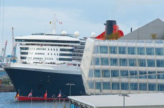 Queen Mary 2 beim Einlaufen in den Hamburger Hafen