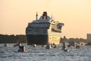 Queen Mary 2 verlässt modernisiert das Blohm und Voss Dock