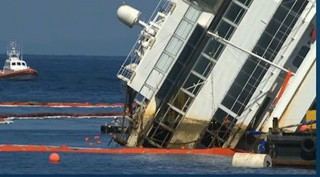 Das Wrack der Costa Concordia richtet sich auf