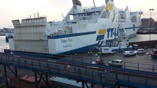 Die Peter Pan nach ihrem Unfall in Trelleborg auf der Pier