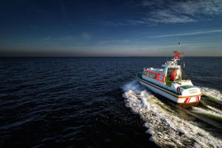 Seenotretter "Gerhard ten Doornkaat" im Einsatz auf See / © DGzRS
