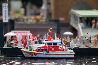 Miniatur des Seenotrettungsbootes Hans Ingwersen von der Station Travemünde / © DGzRS