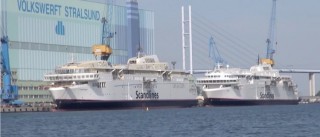 "Berlin" und "Copenhagen" vor der insolventen P+S Werft in Stralsund / © Inselvideo