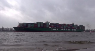 Die CSCL Globe in Hamburg bei ihrem Erstanlauf: 19.000 Container auf 400 Metern