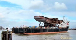 Heavy Load Frachter "Papenburg" mit Sektionen für die Norwegian Escape / © amSeehafen (Screenshot Youtube)