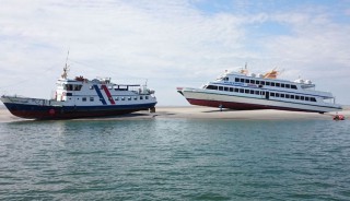 Fahrgastschiffe auf einer Sandbank im Wattenmeer / © DGzRS
