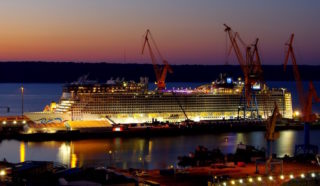 Norwegian Epic bei Nacht in der Damen Werft in Brest / © Damen Shipyards