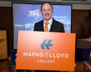 Karl J. Pojer, Vorsitzender der Geschäftsführung, mit dem neuen Hapag-Lloyd Cruises Logo / © Hapag Lloyd Cruises