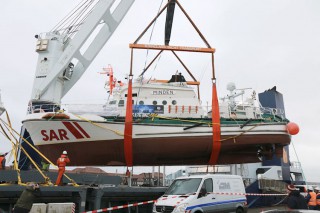Die Minden wird von Bremerhaven aus huckepack in Richtung Ägäis befördert / © DGzRS