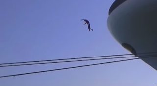 Junger Mann springt vom Bug der Star Princess ins Hafenbecken / © Youtube Video