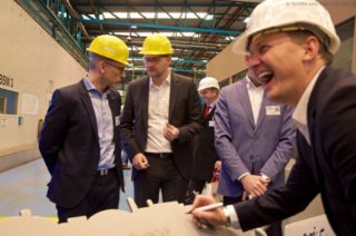 Felix Eichhorn, President von AIDA Cruises unterzeichnet die Silhouette der neuen AIDA Generation aus Stahl