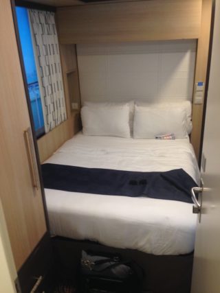 Schlafbereich in der Singlekabine auf der Harmony of the Seas