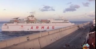 Armas Fähre „Volcan de Tamasite“ fuhr in die Hafenmauer von Las Palmas