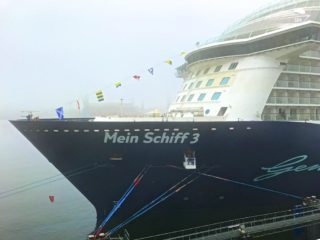 Mein Schiff 3 im Nebel in Kiel