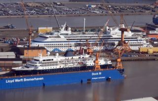 Kreuzfahrtschiffe im Dock der Lloyd Werft Bremerhaven / © Lloyd Group