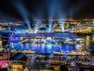 AIDAprima führt die Schiffsparade der Hamburg Cruise Days 2017 an / © AIDA Cruises