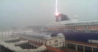 Blitz schlägt in Kreuzfahrtschiff ein / © Youtube - Bruno Cruz