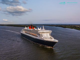 Queen Mary 2 Droneshots - Luftbilder auf der Elbe