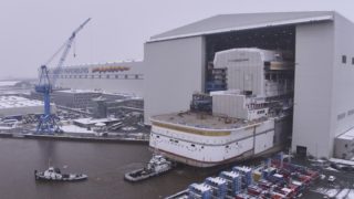 Erstmals wurde das Heck von AIDAnova auf der Meyer Werft ausgedockt / © AIDA Cruises