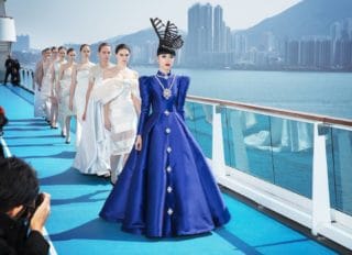 Auf der Costa neoRomantica gab es wieder eine Fashion-Show im Hafen von Hongkong / © Costa Kreuzfahrten
