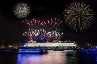 Taufe der neue Mein Schiff 1 in Hamburg - großes Feuerwerk / © TUI Cruises