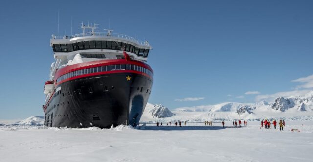 Antarktis: MS Roald Amundsen / © Hurtigruten
