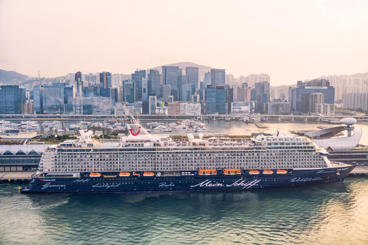 Mein Schiff 5 in Hongkong / © TUI Cruises