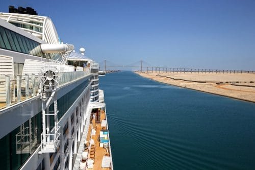 Querstand: Suezkanal von Containerschiff blockiert